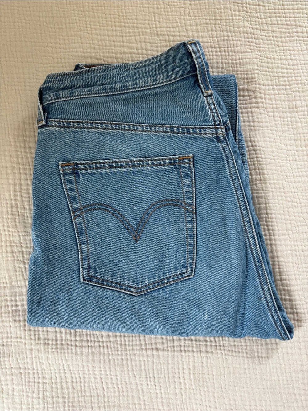 Levi's Ribcage Straight Ankle Jeans in light blue wash size 30